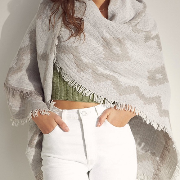 Aritzia Accessories - Aritzia Blanket Scarf